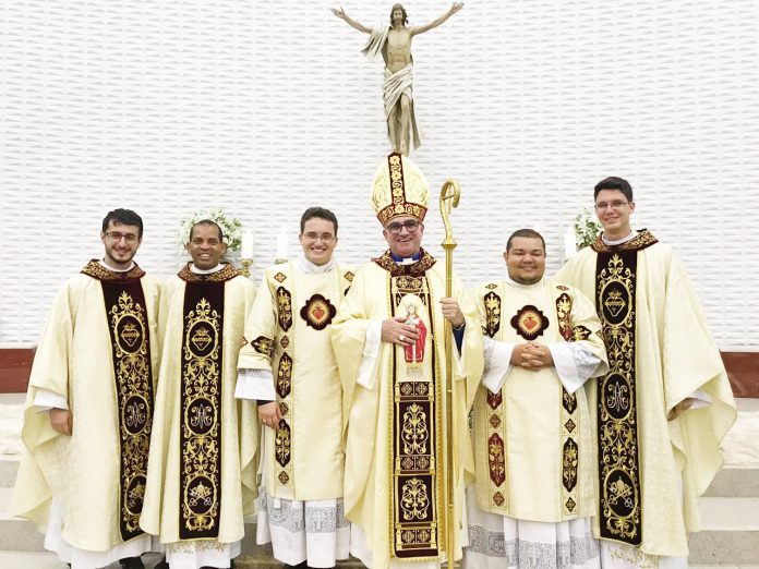 padres-diaconos-ordenados-diocese-de-uruacu-go-dom-messias