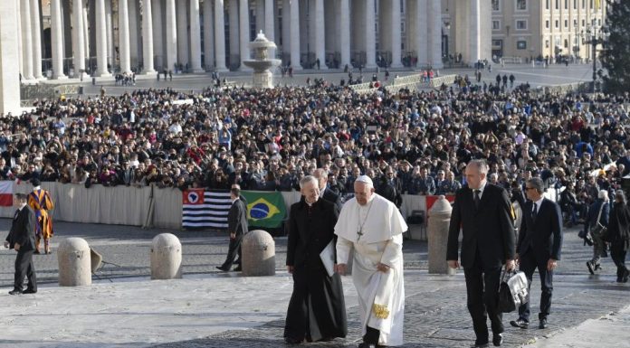Audiência: Papa denuncia a hipocrisia de falar de paz e construir armas