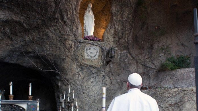 papa-francisco-rezando