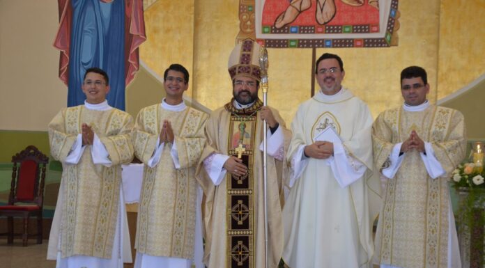 Ordenados três novos diáconos para o serviço da Igreja de Uruaçu-GO