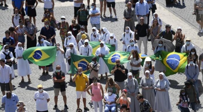 O Papa no Angelus: a lógica de Deus é cuidar do outro e não lavar as mãos