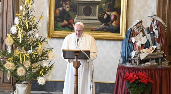 No Angelus, Papa anuncia Ano “Família Amoris laetitia”