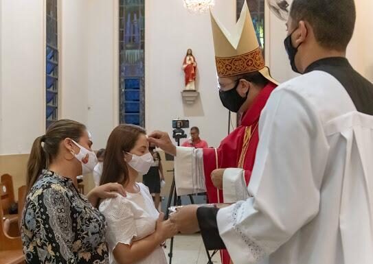 Dom Giovani crisma sete pessoas preparadas pela Pastoral Familiar