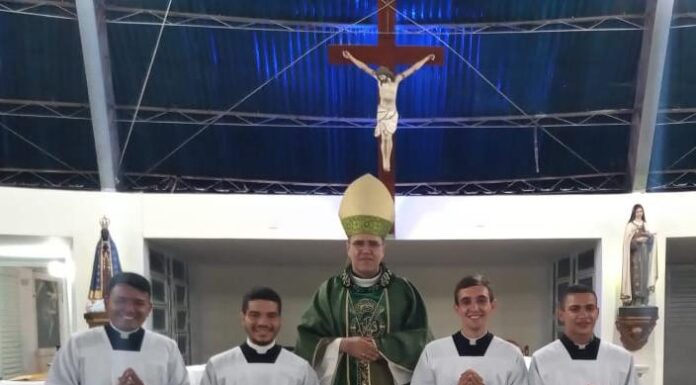 Seminaristas recebem a admissão às Ordens Sacras