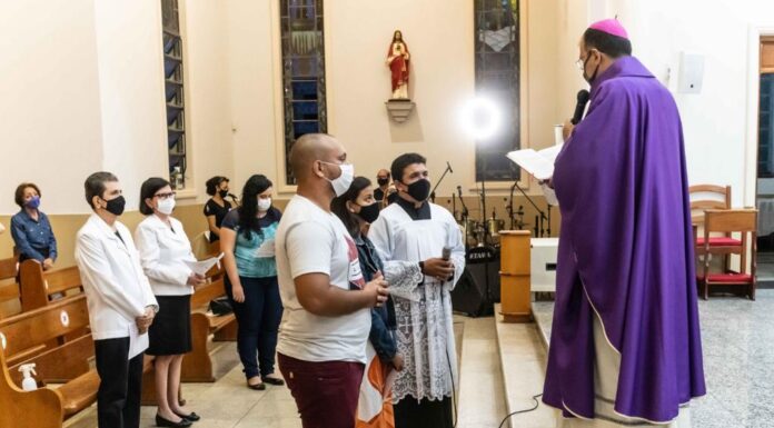 Em Santa Missa do 2º Domingo da Quaresma, Dom Giovani apresenta catecúmenos que serão batizados, receberão a Primeira Eucaristia e serão crismados no Domingo de Páscoa