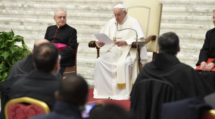 Papa Francisco: o confessor é chamado a ver o trabalho da Graça no coração dos penitentes