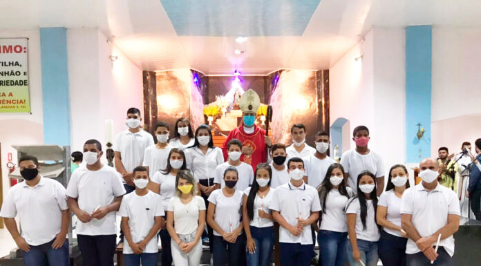 Dom Giovani Carlos crisma 21 jovens em Guarinos
