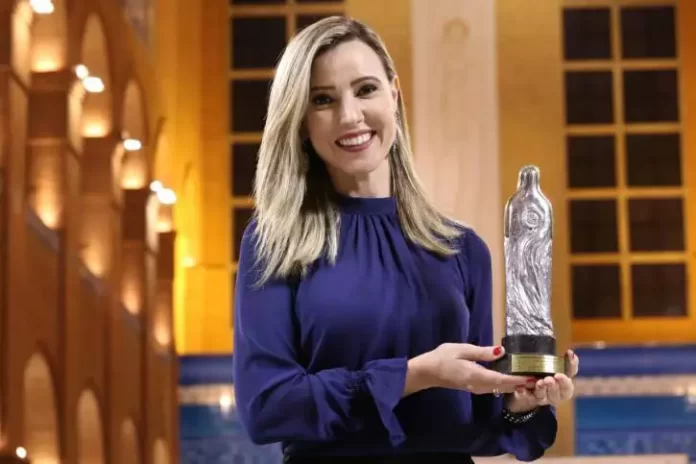 TV-Aparecida-recebe-trofeu-Clara-de-Assis-por-categoria-documentario.webp.webp.webp