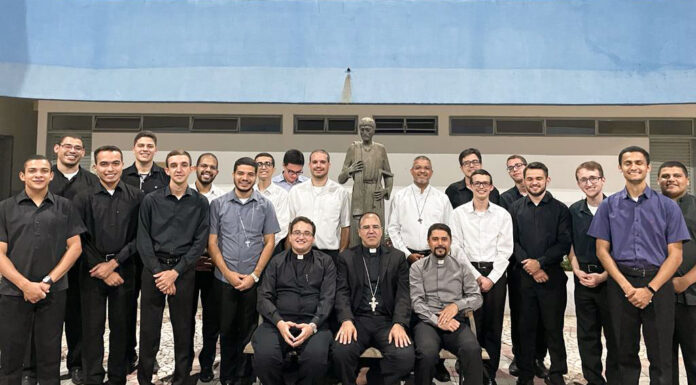 Dom Giovani se reúne em Brasília com seminaristas maiores da Diocese de Uruaçu