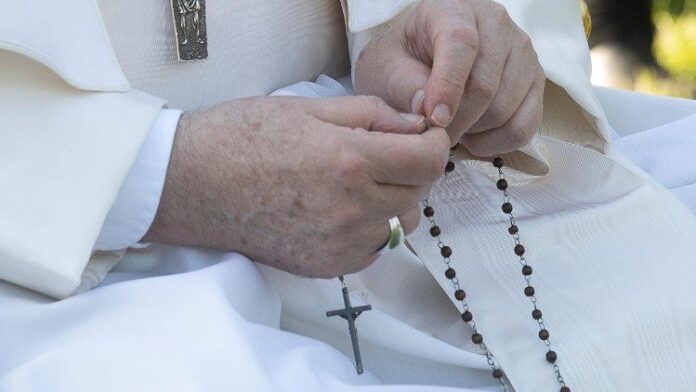 Papa-Francisco-rezando-o-terco-na-conclusao-do-mes-mariano-em-2021_Vatican-News.jpeg