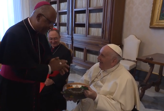 Papa-recebe-Pandeiro.png