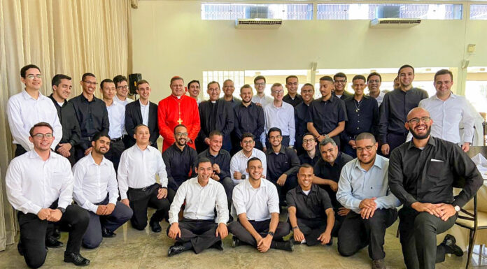 Seminaristas da Província Eclesiástica de Brasília acolhem o Cardeal Paulo Cezar