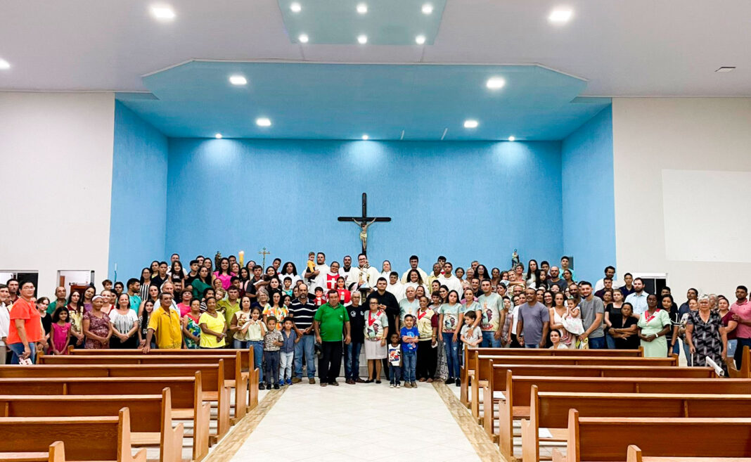 peregrinacao-imagem-mae-e-rainha-das-vocacoes-na-paroquia-nossa-senhora-da-abadia-campinacu-go-(8)