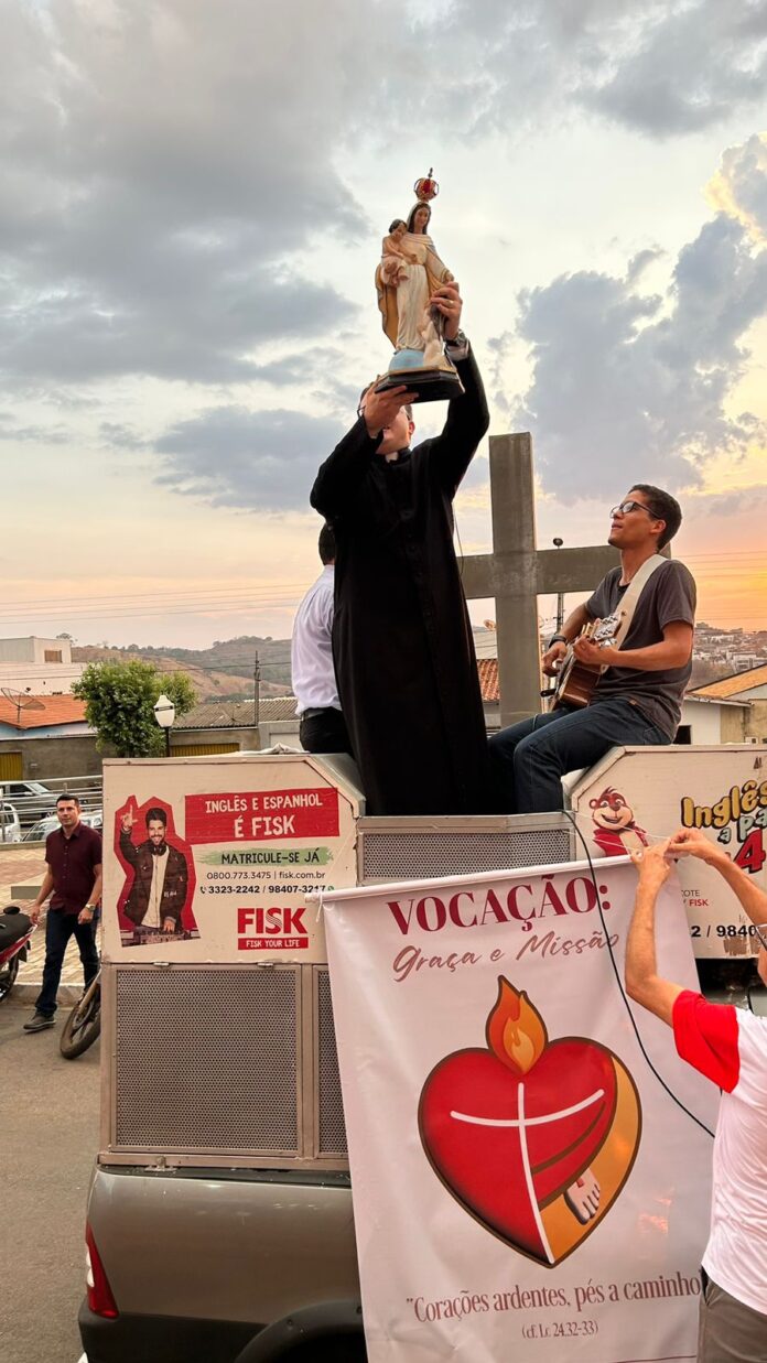visita da imagem peregrina nossa senhora rainha das vocacoes paroquia nossa senhora das gracas rialma go diocese de uruacu (8)